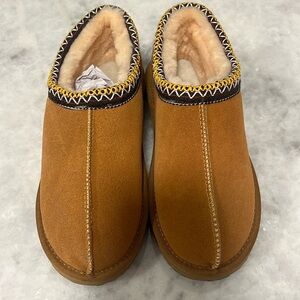 Women’s size 7 clogs brand new never worn